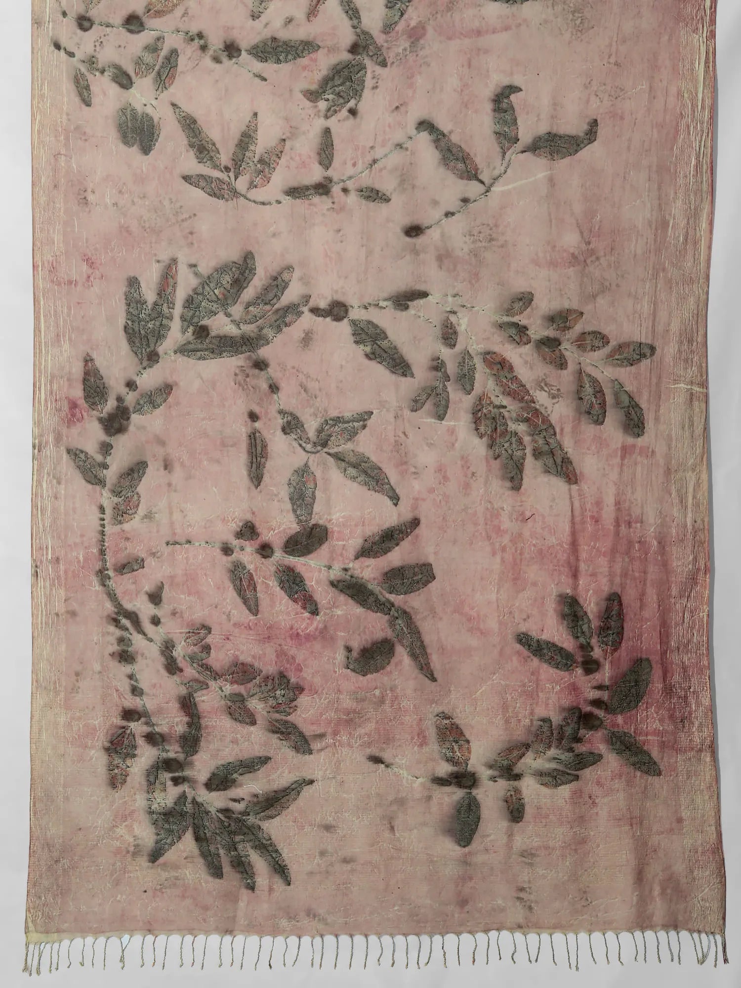 Textile with leaf pattern on a pink background kokikar
