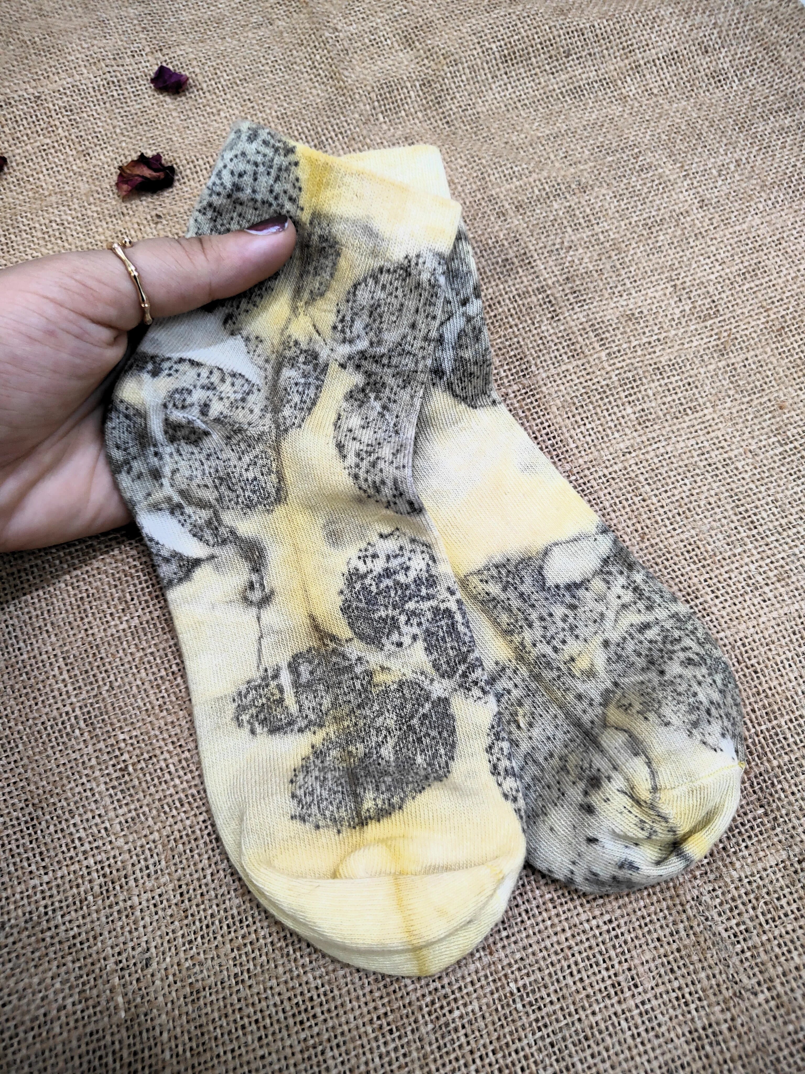 Holding Sunny Peel Pure Cotton Ecoprionted Socks of kokikar 