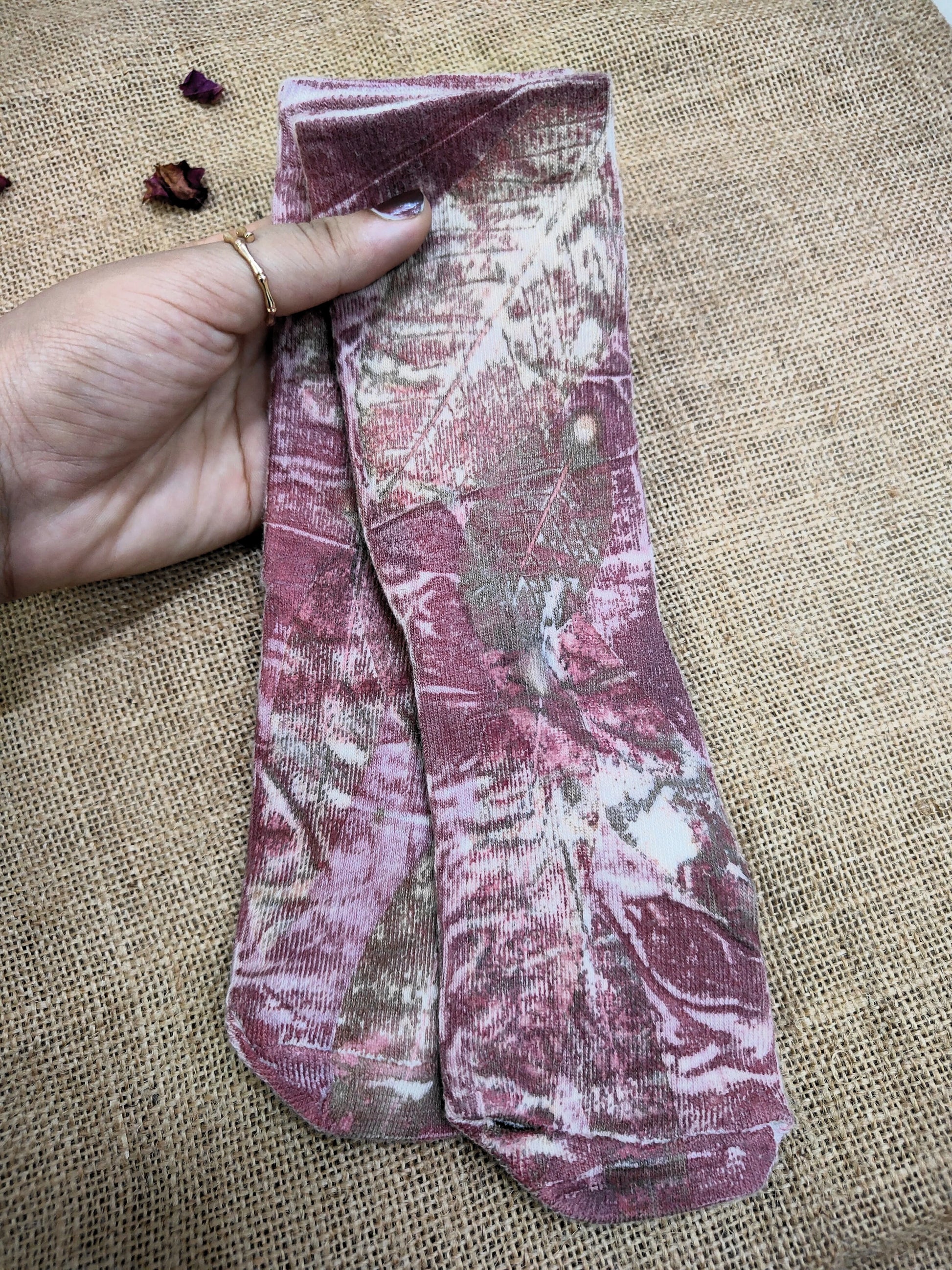 holding Madder Walk Pure Cotton Ecoprinted Socks kokikar 
